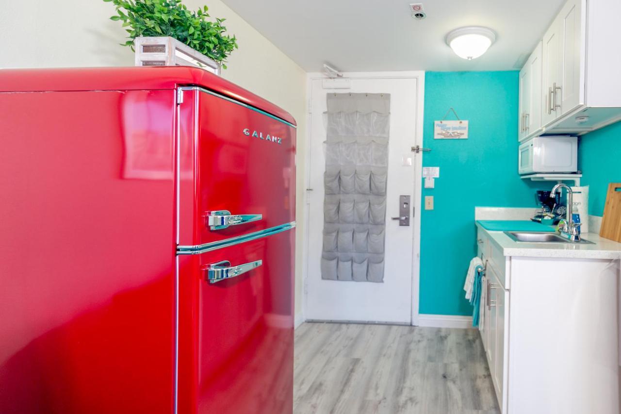 Aloha Vibes Await! Stylish Condo At Aloha Surf - Mountain And City Views Гонолулу Экстерьер фото